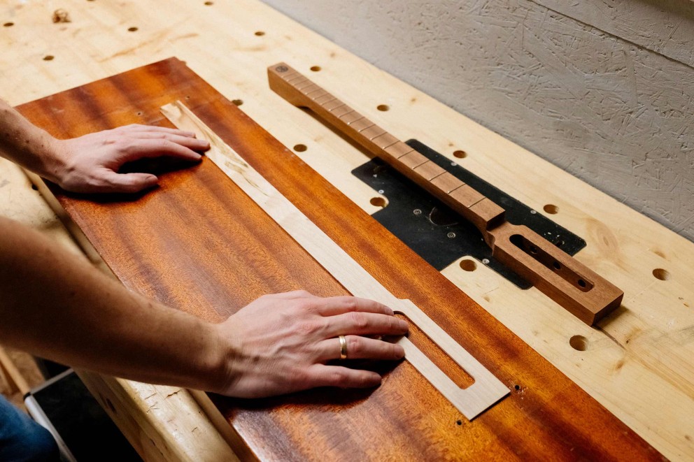 Fabrication de guitares : découpe de bois et manche sur un établi