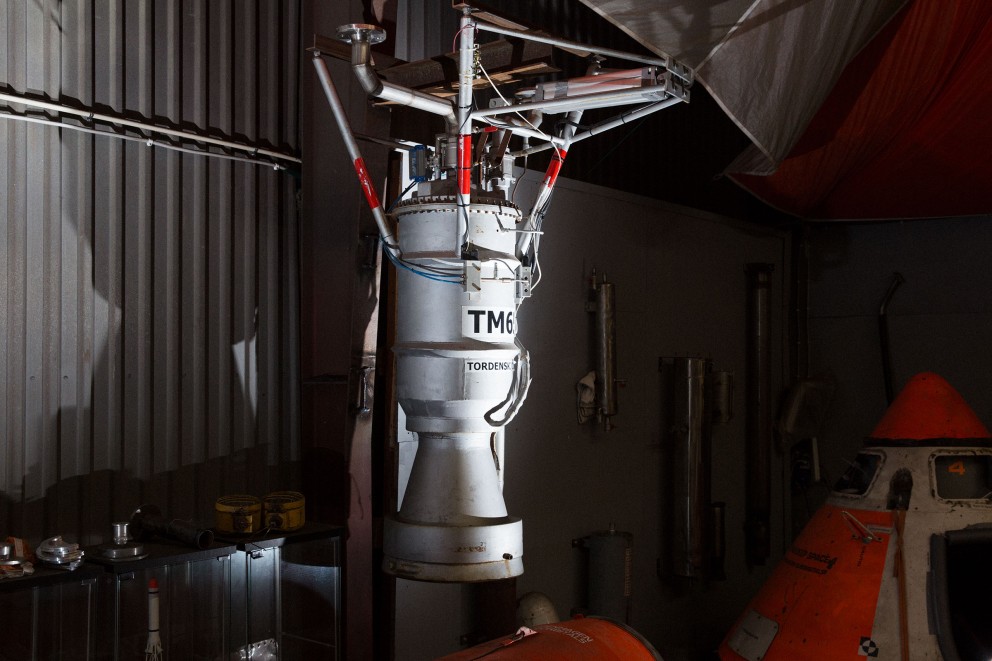 
				Le vieux moteur de la fusée fonctionne à l&lsquo;oxygène liquide et à l&lsquo;éthanol.

			