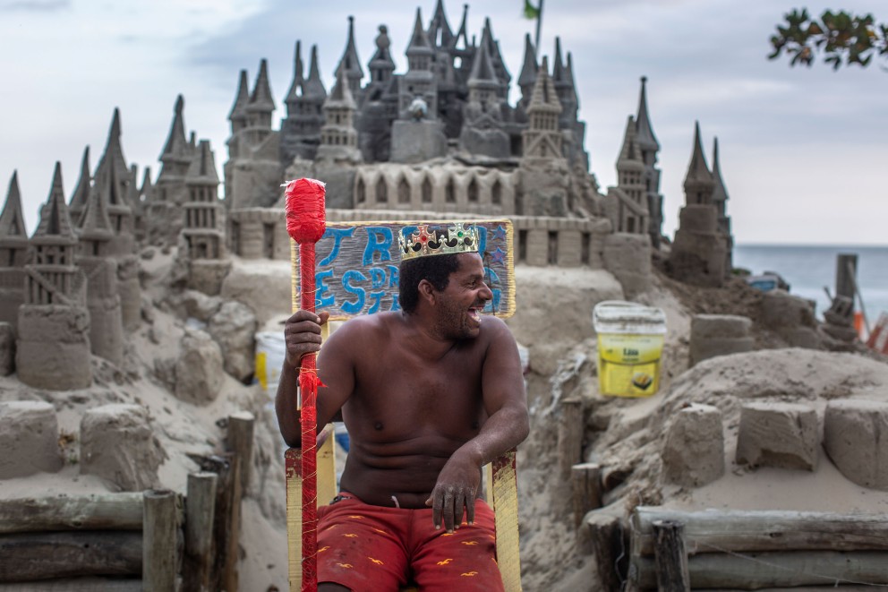 Der Brasilianer Márcio Mizael Matolas baute sich seine eigene Sandburg und ist jetzt der «König von Rio». Auch seinen Holzthron hat er selbst zusammengebaut Der Brasilianer Márcio Mizael Matolas baute sich seine eigene Sandburg und ist jetzt der «König von Rio». Auch seinen Holzthron hat er selbst zusammengebaut