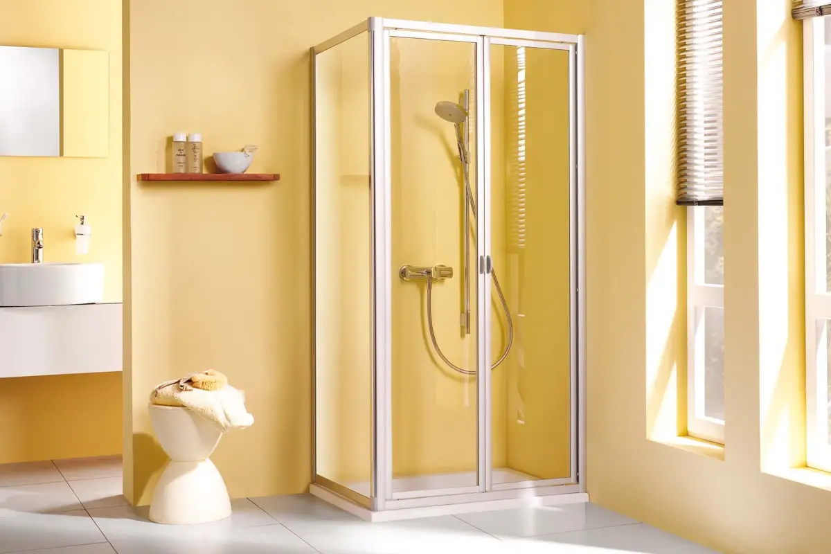 Badezimmer Szene mit Dusche mit Falttüren, Waschbecken und Accessoires