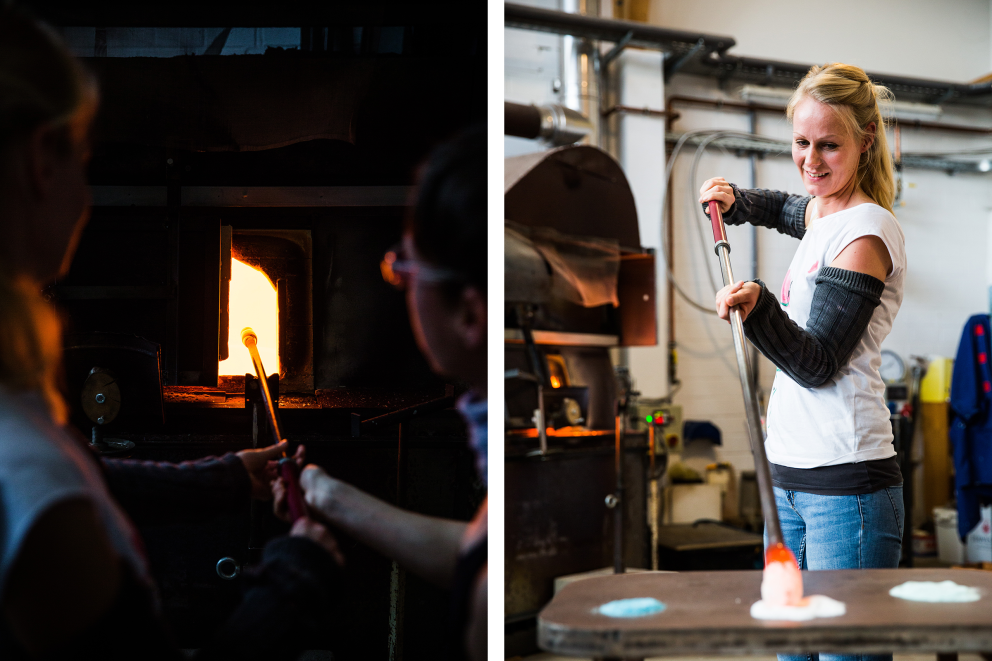 Mit dem flüssigen Glas an der Spitze der Pfeife rollt Birte durch die weissen Glassplitter Mit dem flüssigen Glas an der Spitze der Pfeife rollt Birte durch die weissen Glassplitter