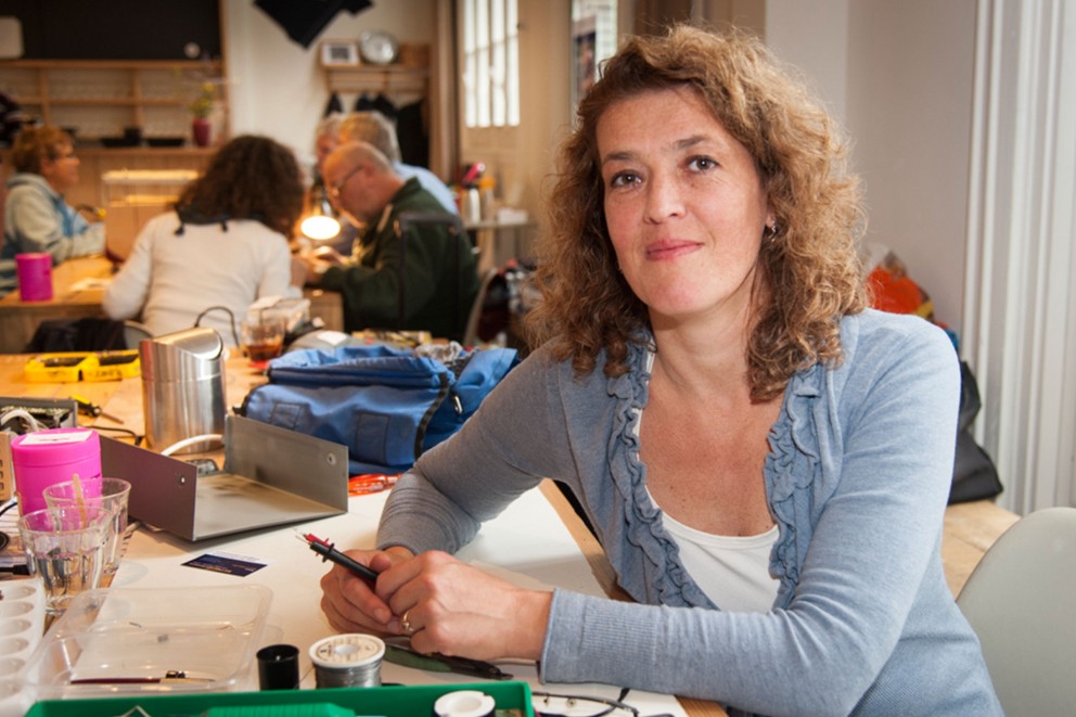 Martine Postma, die Initiatorin der Repair Café Idee, steht vor einer Werkzeugwand. Martine Postma, die Initiatorin der Repair Café Idee, steht vor einer Werkzeugwand.