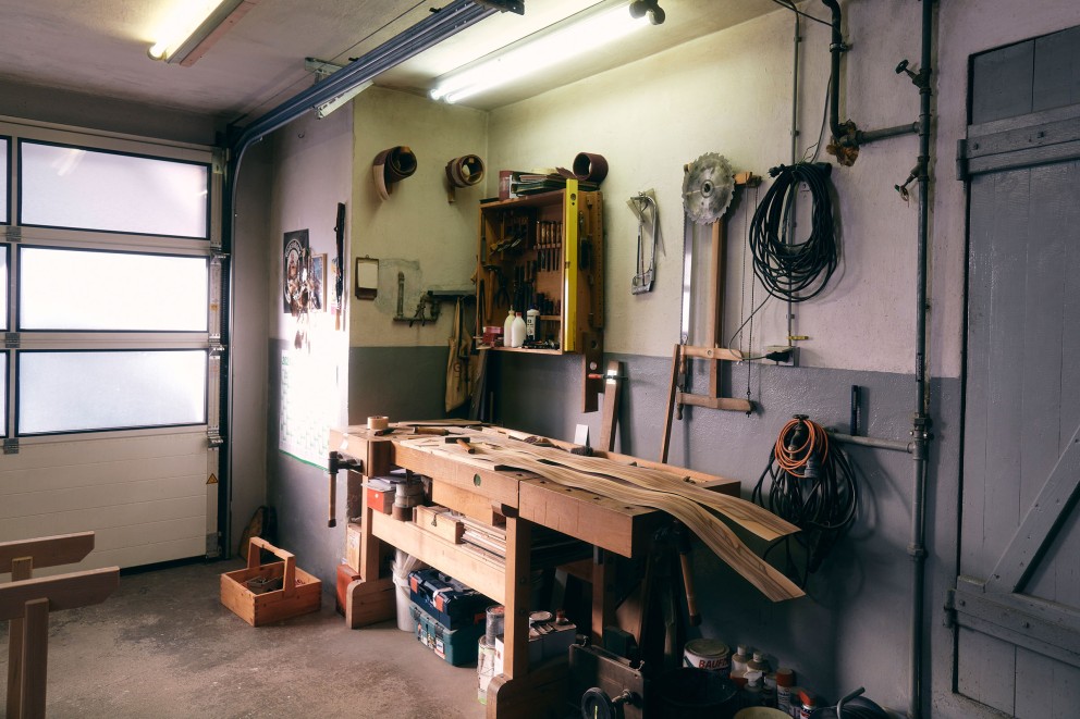 
				Einen Teil seiner Werkstatt mit Hobelbank hat Klaus in der Garage.

			