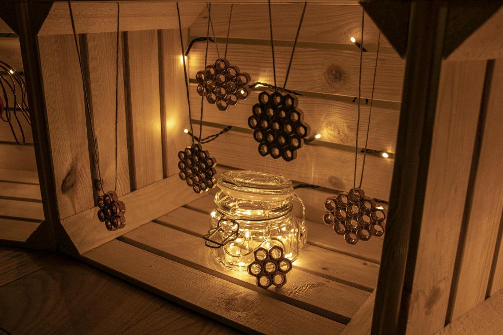 Des boules de Noël en écrous Des boules de Noël en écrous