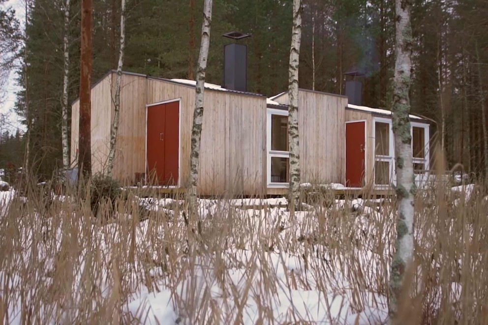 Malgré toutes les critiques: La maison Studio Polaire cachée au milieu de la forêt. En plein milieu d'un marécage finlandais. Malgré toutes les critiques: La maison Studio Polaire cachée au milieu de la forêt. En plein milieu d'un marécage finlandais.