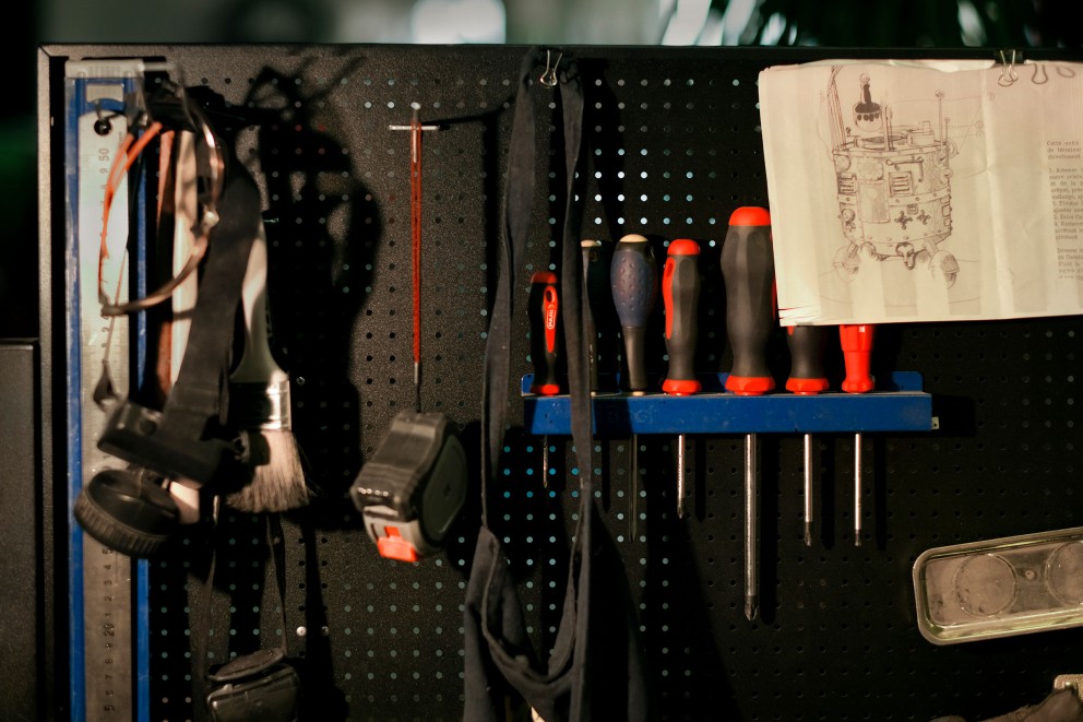 
				A gauche les outils, à droite les modèles dont il s&lsquo;inspire. Le mur d&lsquo;outils de l&lsquo;atelier de Georges Ayusawa, situé dans la ville suisse de Neuchâtel, possède les deux.

			