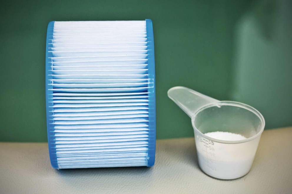 Filtre de piscine avec doseur de produit de nettoyage