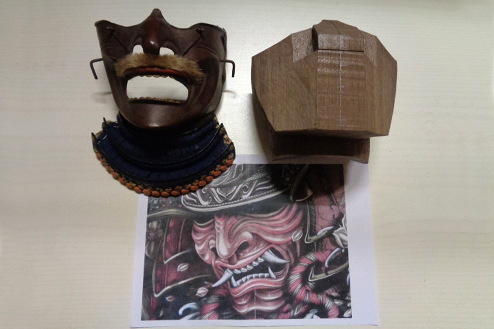 
				Le masque de samouraï de Danny en cours de fabrication.

			