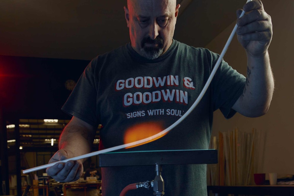 Plier le verre est une tâche qui demande une intense concentration. fabrique des enseignes et des logos lumineux dans l'entreprise londonienne Goodwin & Goodwin. Plier le verre est une tâche qui demande une intense concentration. fabrique des enseignes et des logos lumineux dans l'entreprise londonienne Goodwin & Goodwin.