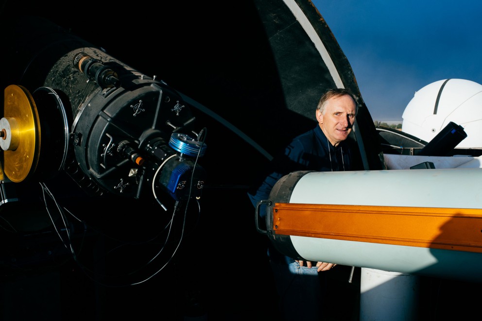 
				Alain Maury, astronome amateur, remplace une pièce défectueuse sur un des télescopes

			