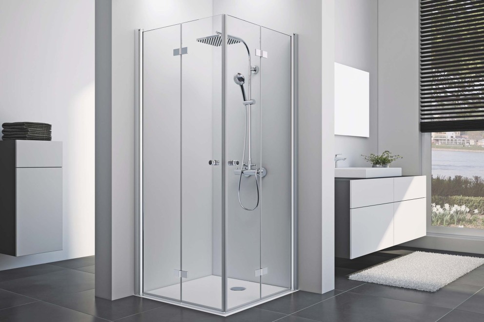 Modernes Badezimmer mit Duschkabine, Waschbeckenunterschrank und Fenster
