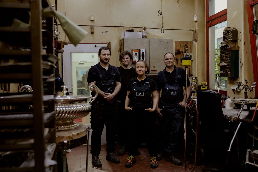 L'équipe de l'atelier Altonaer Silber Werkstatt: Fabian, Kristof, Maxi et Marcel (de gauche à droite, Martje est absente). L'équipe de l'atelier Altonaer Silber Werkstatt: Fabian, Kristof, Maxi et Marcel (de gauche à droite, Martje est absente).