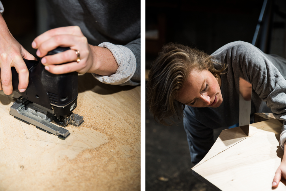 Notre auteure Catharina König assemble son premier meuble dans un atelier de Hambourg. Elle utilise une scie circulaire pour les travaux de sciage grossiers.; C'était plus facile que prévu: notre auteure Catharina König scie les plateaux de la table qu'elle fabrique elle même, avec une scie circulaire et une scie japonaise. Notre auteure Catharina König assemble son premier meuble dans un atelier de Hambourg. Elle utilise une scie circulaire pour les travaux de sciage grossiers.; C'était plus facile que prévu: notre auteure Catharina König scie les plateaux de la table qu'elle fabrique elle même, avec une scie circulaire et une scie japonaise.