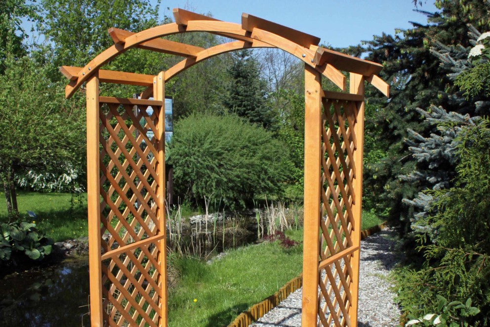 Arche en bois avec treillis dans le jardin