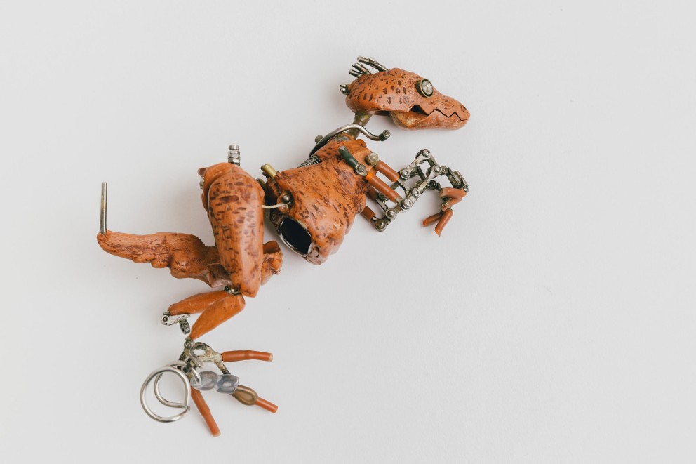 
				Barnaby Dixon crée ses marionnettes – comme le dinosaure – à partir de centaines de pièces. Ce processus lui demande de nombreuses heures de travail.

			