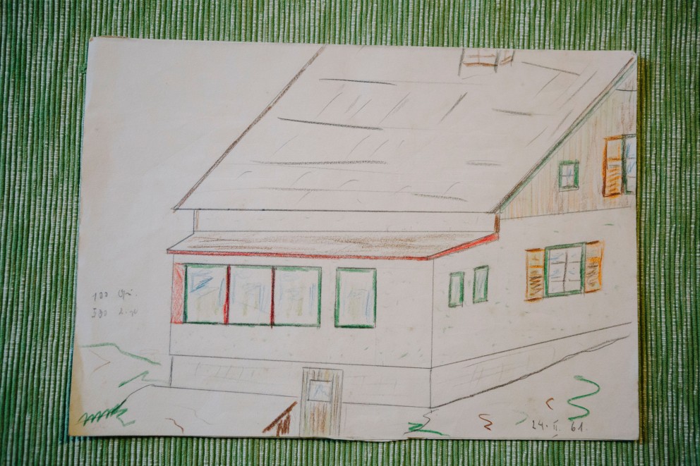 Skizze eines Hauses mit Satteldach und mehreren Fenstern