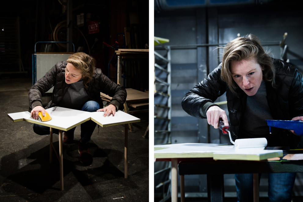 Catharina König ponce les plateaux une nouvelle fois avant d'appliquer la laque blanche. Elle fabrique son premier meuble – une table HORNBACH édition ATELIER – dans l'atelier de coworking bauer+planer, en suivant un mode d'emploi.; L'une des dernières étapes dans l'espace de laquage: notre auteure Catharina applique de la laque blanche sur la surface supérieure des plateaux. Elle fait attention à ne peindre que dans une seule direction. Catharina König ponce les plateaux une nouvelle fois avant d'appliquer la laque blanche. Elle fabrique son premier meuble – une table HORNBACH édition ATELIER – dans l'atelier de coworking bauer+planer, en suivant un mode d'emploi.; L'une des dernières étapes dans l'espace de laquage: notre auteure Catharina applique de la laque blanche sur la surface supérieure des plateaux. Elle fait attention à ne peindre que dans une seule direction.