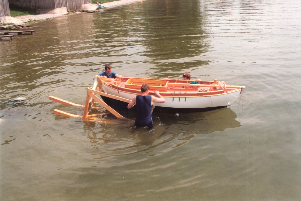 Arbeitskollegen halfen Klaus bei den ersten Tests im Wasser: Anfangs schwamm das Schiff seitwärts. Arbeitskollegen halfen Klaus bei den ersten Tests im Wasser: Anfangs schwamm das Schiff seitwärts.