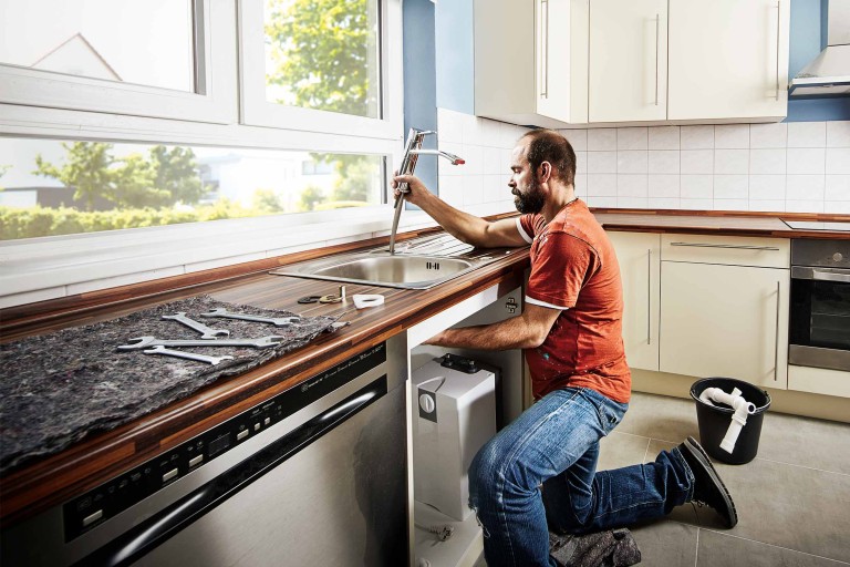 Remplacer le robinet dans la cuisine et la salle de bains