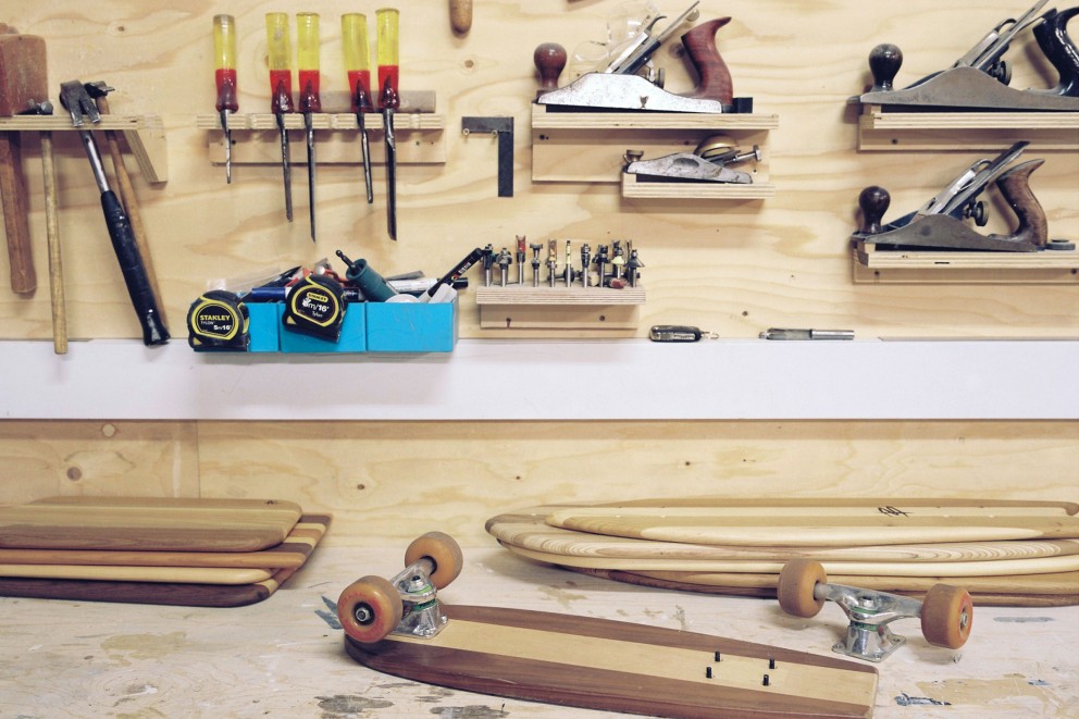Werkbank mit Holzwerkzeugen und Skateboards