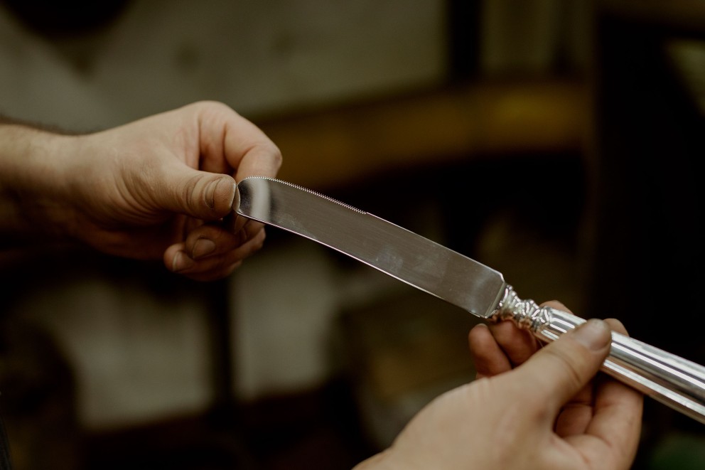 
				Le couteau est terminé! Pendant trois heures, il est passé entre les mains de toute l&lsquo;équipe de l&lsquo;atelier Altonaer Silber Werkstatt.

			