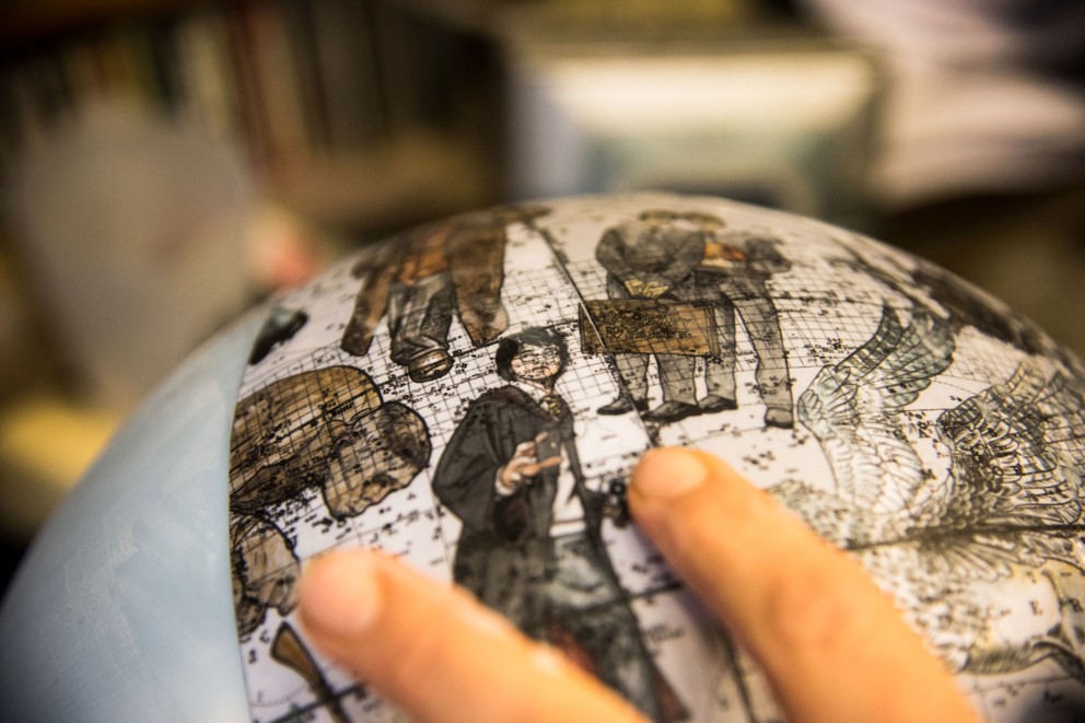 Ein Harry Potter Globus? James probiert auch gerne neue Designs für die Globen aus, die in seiner Manufaktur »Greaves & Thomas» auf der Isle of Wight entstehen Ein Harry Potter Globus? James probiert auch gerne neue Designs für die Globen aus, die in seiner Manufaktur »Greaves & Thomas» auf der Isle of Wight entstehen