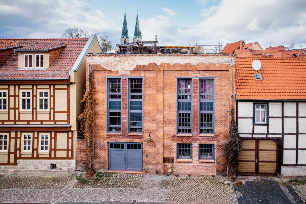 Le vieil entrepôt à farine transformé de la famille Knackstedt, situé dans la partie moderne de Quedlinbourg, dans le land de Saxe Anhalt, possède un charme unique. Le vieil entrepôt à farine transformé de la famille Knackstedt, situé dans la partie moderne de Quedlinbourg, dans le land de Saxe Anhalt, possède un charme unique.
