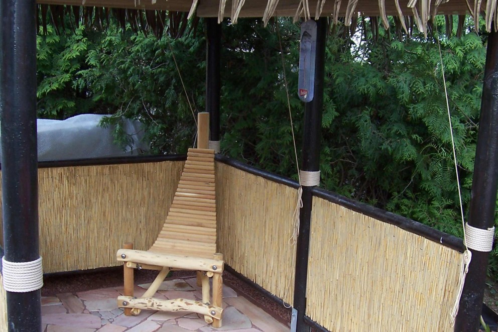 
				Alexander a construit son tiki bar à partir de matériaux achetés dans un magasin de bricolage. Le toit en feuilles de palmier et les sièges ont été faits sur mesure.

			