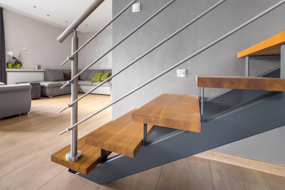 Escalier avec marches en bois et rampe en acier inoxydable à l'intérieur