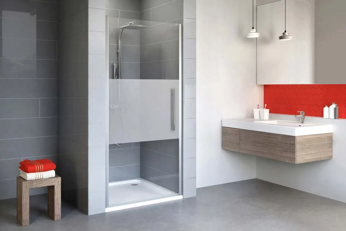 Modernes Badezimmer mit Duschkabine, Waschtisch und Ablagehocker