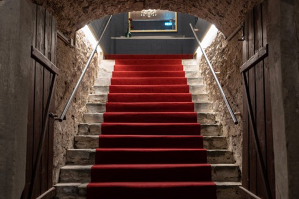 
				Les clients de «The Crown Bar» – le bar que Silvan Helbling a construit à Rapperswil Jona – sont très bien accueillis, tapis rouge inclus

			