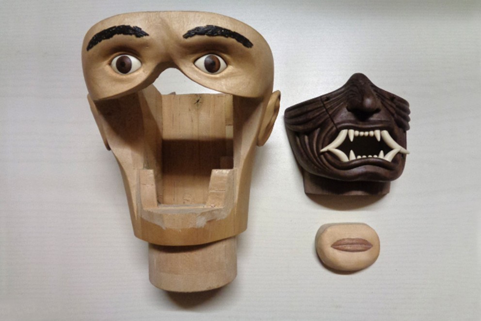 
				Kit astucieux: les dents et le nez font partie du masque et sont insérés dans le visage.

			