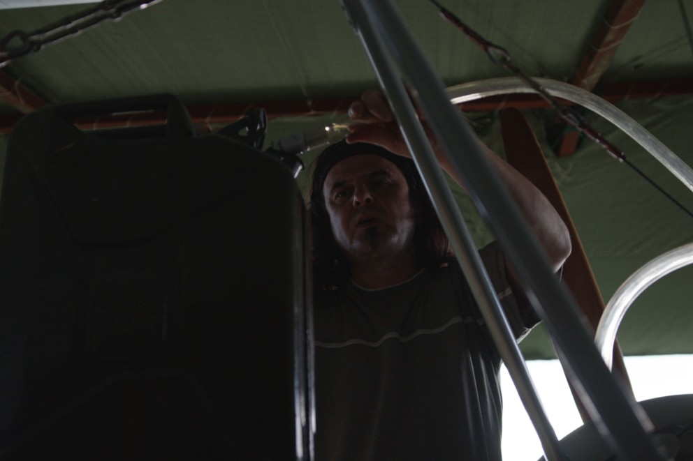 František remplit son avion de carburant à l'aide d'un bidon d'essence. František remplit son avion de carburant à l'aide d'un bidon d'essence.