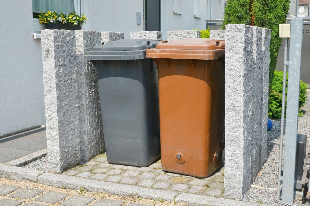 
				Sichtschutz aus Stein für Mülltonnen

			
