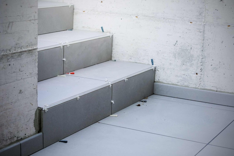 Escalier en béton revêtu de carreaux fraîchement posés Escalier en béton revêtu de carreaux fraîchement posés