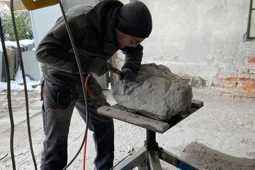 
				Den Presslufthammer benutzt Alexander, um gröbere Stücke des Steins abspalten. Feinarbeiten gehen damit aber auch.

			
