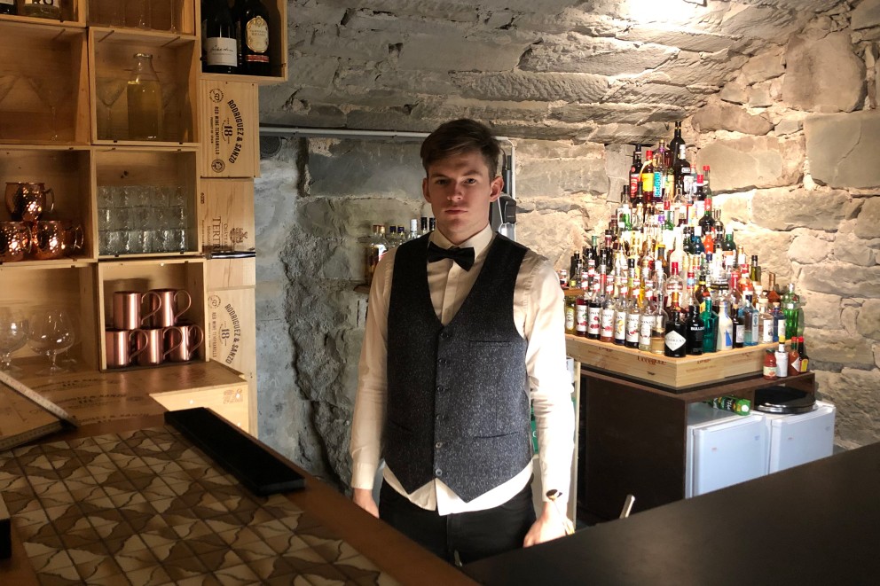 Un bar dans une cave voûtée