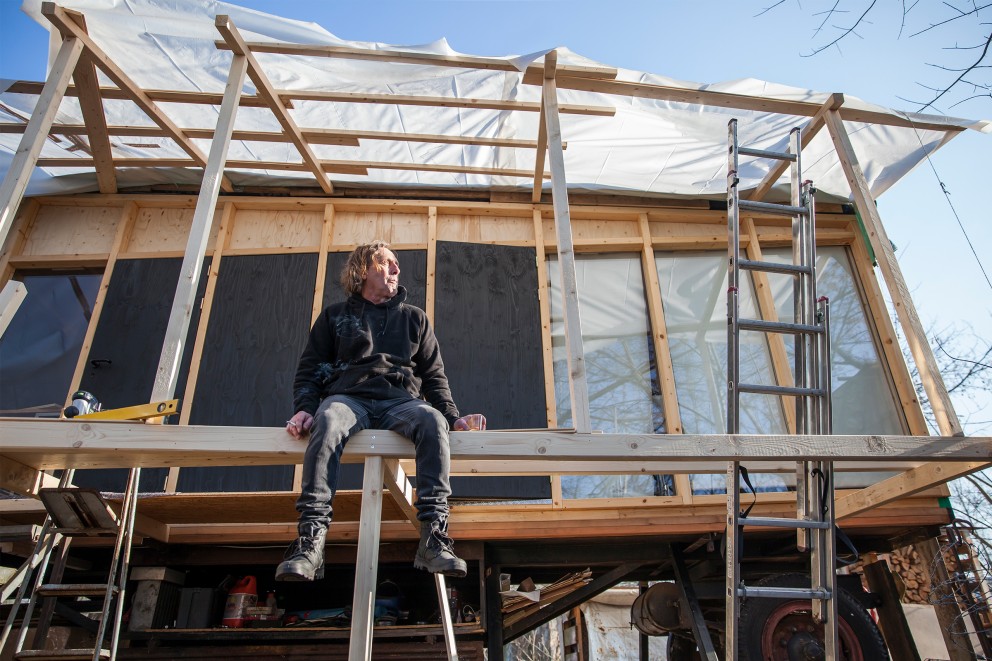 Hausbau mit Holzrahmen und Leiter