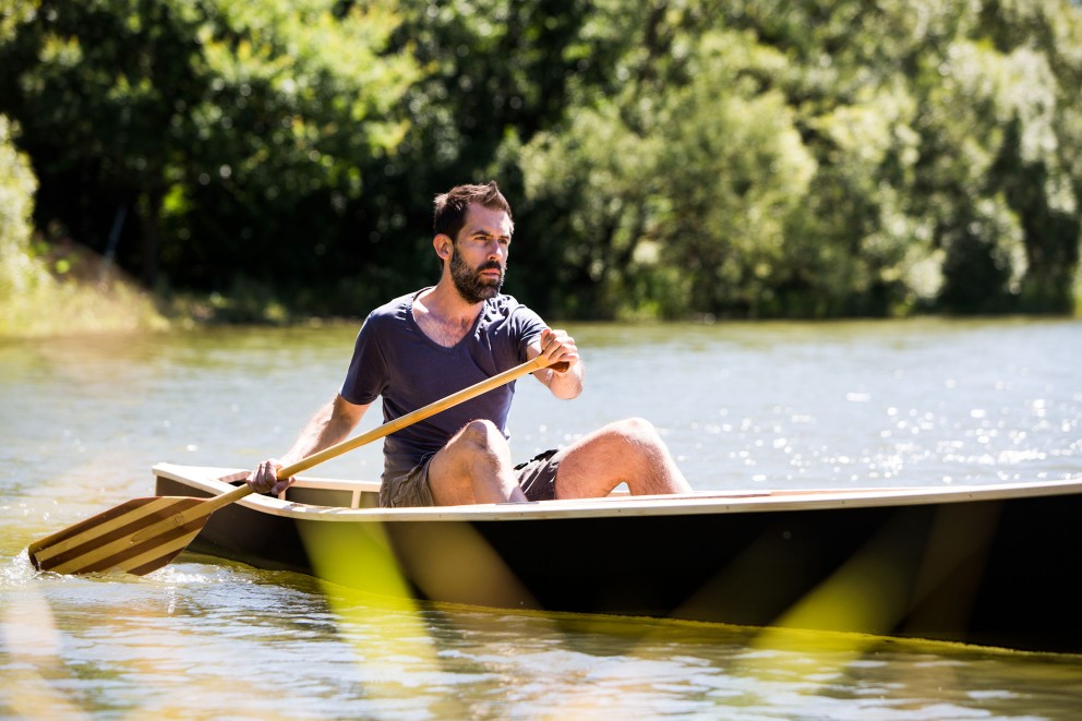 Après quelques coups puissants de rame, je glisse sur le lac, et goûte à la sensation de grande liberté. Après quelques coups puissants de rame, je glisse sur le lac, et goûte à la sensation de grande liberté.