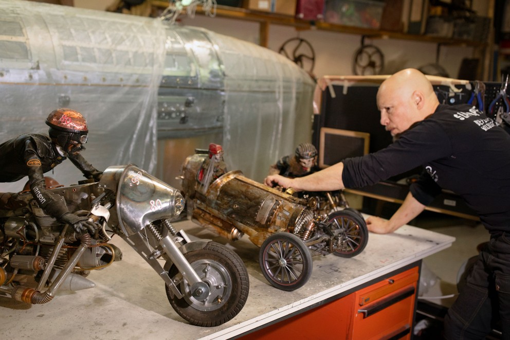 
				Georges Ayusawas aktuelles Steampunk Projekt: die «Speed Devils». An diesen Adrenalin Junkies arbeitet er bereits seit Monaten in einer Werkstatt in der schweizerischen Stadt Neuchâtel.

			