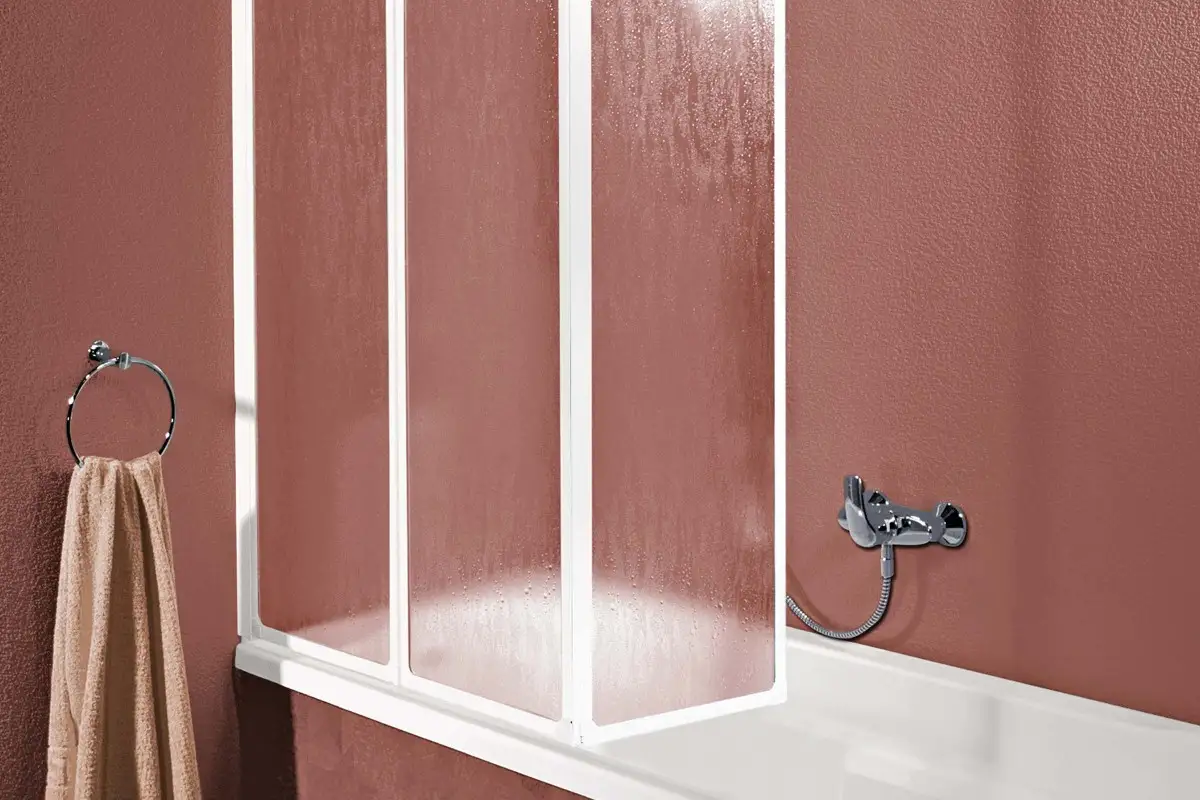 Badewannenaufsatz mit drei Elementen und Handtuchring im Badezimmer