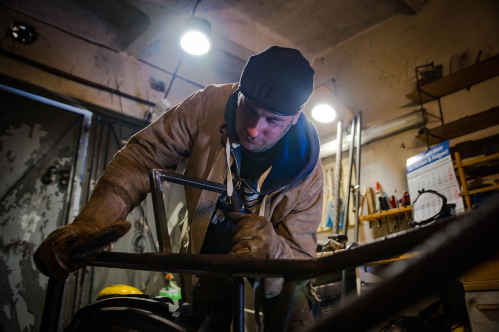 Sebastian construit des engins avec de la ferraille. Ce qui n'est pas rouillé va bientôt l'être. C'est ce qu'il aime. Sebastian construit des engins avec de la ferraille. Ce qui n'est pas rouillé va bientôt l'être. C'est ce qu'il aime.