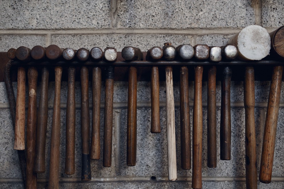 
				Des outils anciens: des marteaux dans toutes les tailles et toutes les épaisseurs.

			
