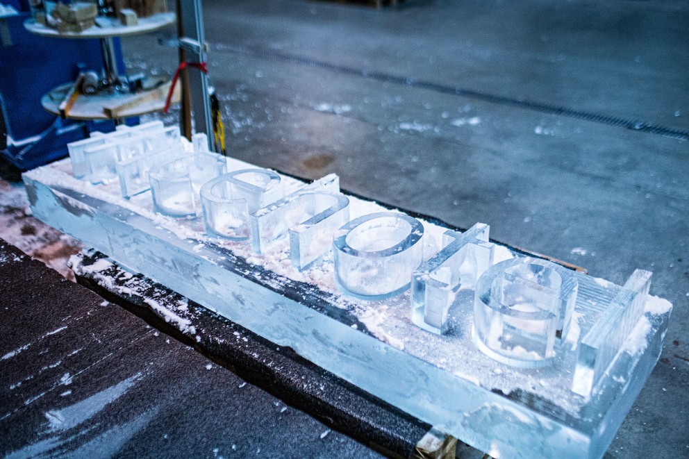 
				Point d&lsquo;honneur: même le panneau du «Ice Hotel» est sculpté dans un bloc de glace.

			