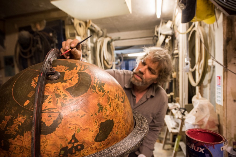 James Bissell Thomas, Globusbauer, betrachtet in seiner Manufaktur «Greaves & Thomas» auf der Isle of Wight einen Globus James Bissell Thomas, Globusbauer, betrachtet in seiner Manufaktur «Greaves & Thomas» auf der Isle of Wight einen Globus