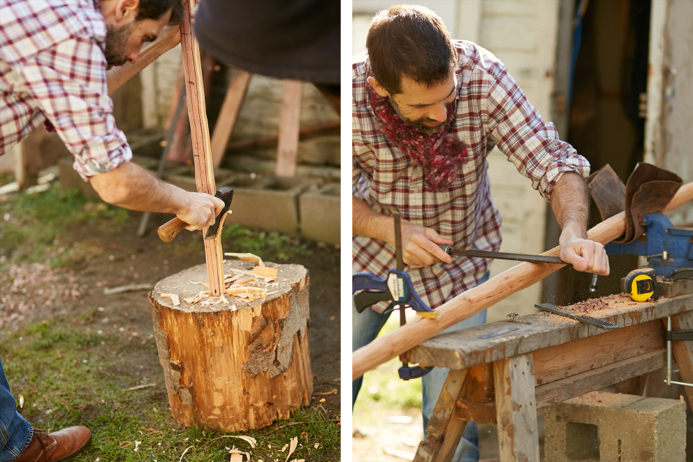 Mann bearbeitet Holz mit Axt und Feile auf einem Holzstamm und einer Werkbank