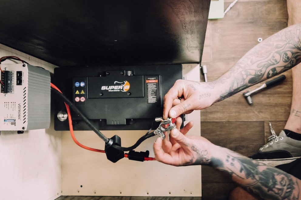 Batterie haut de gamme: la batterie lithium ion fournit 90 ampères heures entièrement utilisables. Batterie haut de gamme: la batterie lithium ion fournit 90 ampères heures entièrement utilisables.
