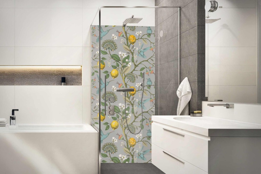 Badezimmer mit Badewanne, Waschbecken und Duschkabine mit Pflanzen- und Vogelmuster