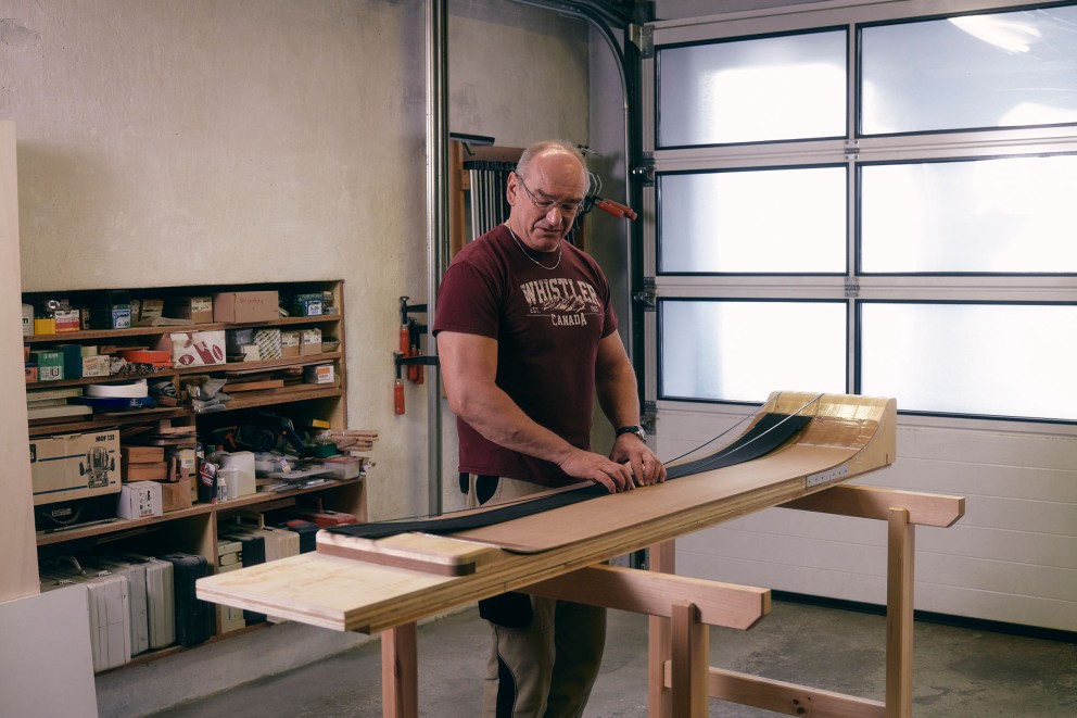 Mann arbeitet an einem Holzprojekt in einer Werkstatt