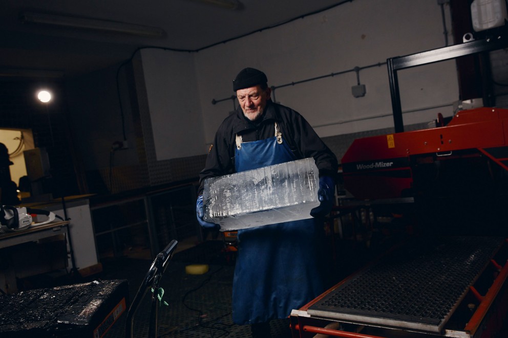 
				Duncan Hamilton, sculpteur sur glace, porte un bloc de glace de 15 kilos. Il a appris à sculpter en autodidacte et crée ses œuvres dans son atelier du sud ouest de Londres

			